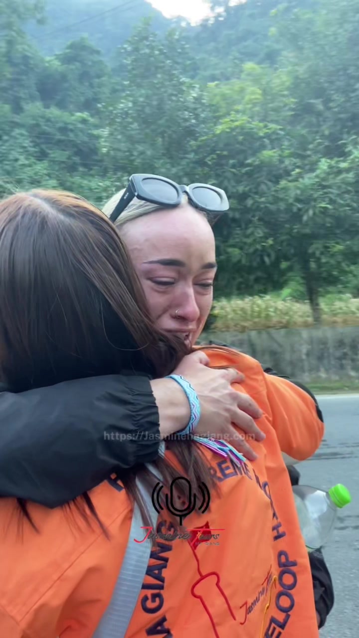 After the most wonderful and fun experiences with the loop, she couldn't hold back her tears when she had to say goodbye to her drivers.🥹🥹#Jasminetours#hagiangloop#travelhagiang#xuhuongtiktok