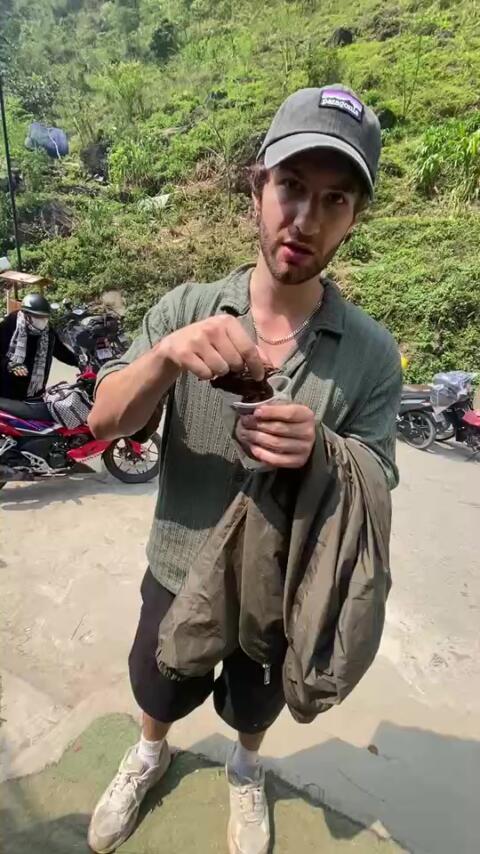 The guest tries Vietnamese roasted pigeon, a local specialty. #hagiang #hagianglooptour #hagianggoecolodge #vienamesefood 