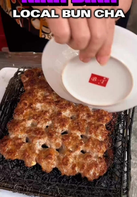 If you&rsquo;ve fallen for Hanoi&rsquo;s Bun Cha and want a local twist, head to Ninh Binh! B&uacute;n chả T&igrave;nh Mai serves up a unique version that&rsquo;s totally worth the ride from Tam Coc. The pork and noodles are different from Hanoi&rsquo;s, which makes it super interesting. The food&rsquo;s delicious, the place is clean, always busy, and it&rsquo;s been around for 30+ years. One of the few gems I&rsquo;ve found here! Check out my Vietnam Food Maps and Street Food Tours on my website!🤩 📍B&uacute;n chả T&igrave;nh Mai-7 Phạm Hồng Th&aacute;i #ninhbinhvietnam #ninhbinhfood #hanoifood #vietnamtravel #vietnam 