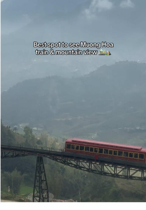 Best spot to see Muong Hoa train & mountain view 🚞⛰️ #viettrekkingsapa #dantocmuonghoabinh #muonghoatrain #sapa #sapaweather 