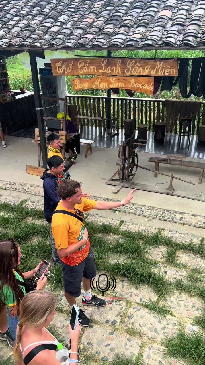 For some reason the little boy cried when the foreign guest left😂#CapCut #hagiangoi #love #tiktokxuhuong #dulichvietnam #jasminetourshagiang #tiktok #tiktokviral #dulichvietnam #jasmine #tiktoknews #vietnamtoiyeu 