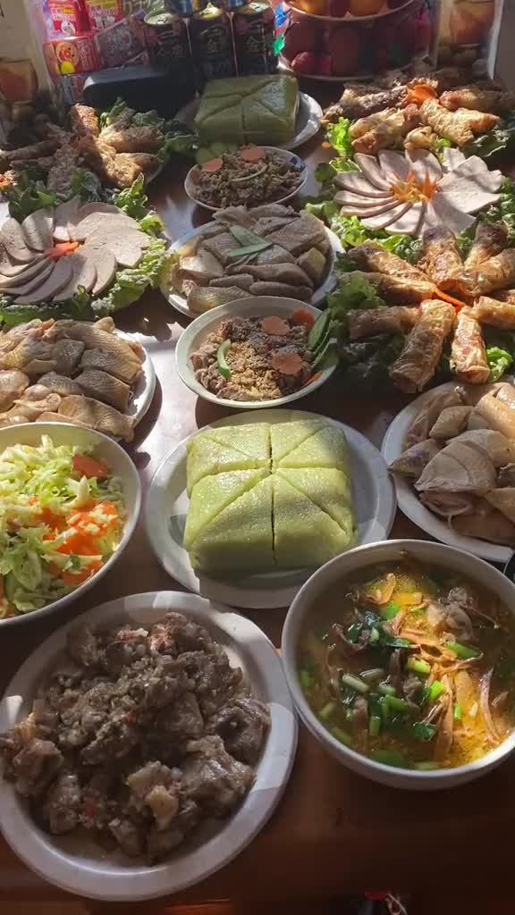 #xuhuong #tết2024 M&acirc;m cơm tất ni&ecirc;n l&agrave; một truyền thống kh&ocirc;ng thể thiếu trong văn h&oacute;a Tết Việt Nam, thường được chuẩn bị c&ocirc;ng phu v&agrave; thịnh soạn bất kỳ bữa cơm n&agrave;o kh&aacute;c trong năm. Đ&acirc;y kh&ocirc;ng chỉ l&agrave; dịp để mỗi gia đ&igrave;nh c&ugrave;ng nhau tổng kết một năm đ&atilde; qua, chia sẻ những th&agrave;nh tựu v&agrave; r&uacute;t kinh nghiệm từ những điều chưa l&agrave;m được, m&agrave; c&ograve;n l&agrave; l&uacute;c để g&aacute;c lại mọi lo toan, hướng tới một năm mới tr&agrave;n đầy hy vọng v&agrave; hạnh ph&uacute;c.#xuhuong #tết2024 