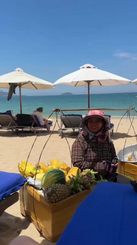 Những nghệ sỹ b&aacute;n rong tại b&atilde;i biển Nha Trang, l&agrave;m cho du kh&aacute;ch th&iacute;ch th&uacute; &hellip; Thật tuyệt vời! #banrongbaibien #nhatrang #nhatrangbeach #hattiengnga #hattienganh 