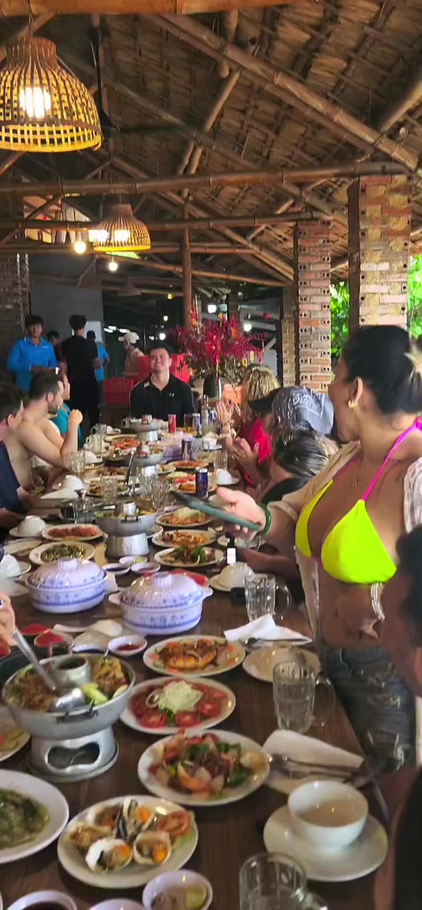 A family group from the United States on a tour of Nha Trang Island. Activities include swimming in the sea and coral reef sightseeing.#nhatrangsnorkeling #hoppingtour #privatenhatrangisland #snorkeling 
