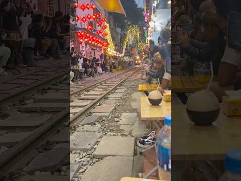 📍Train Street, Hanoi &ndash; Vietnam&rsquo;s wildest caf&eacute; spot
