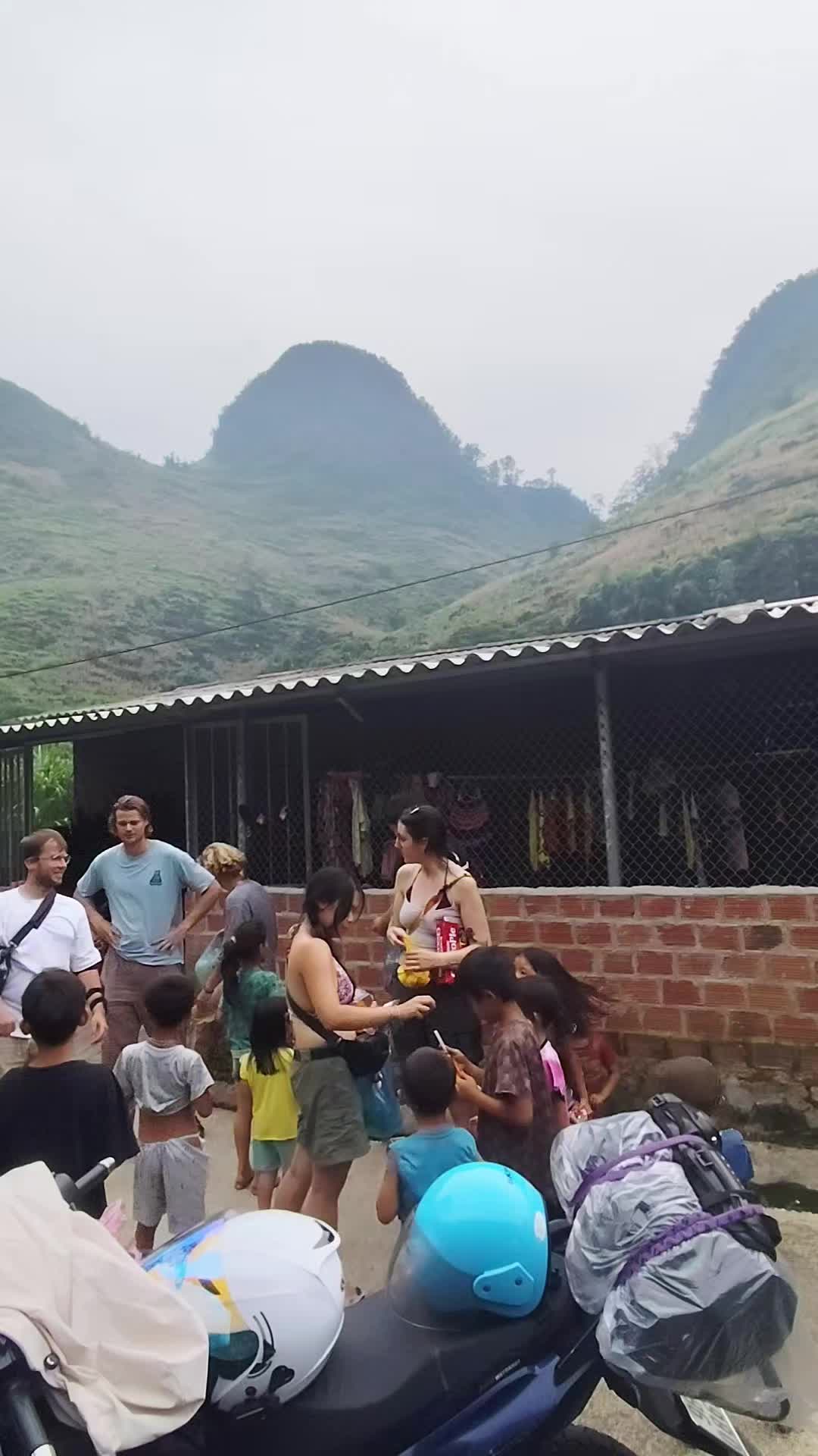 Friends from England and America visited and explored Ha Giang and gave gifts to the children here.#bibihagianglooptours #xuhướng 