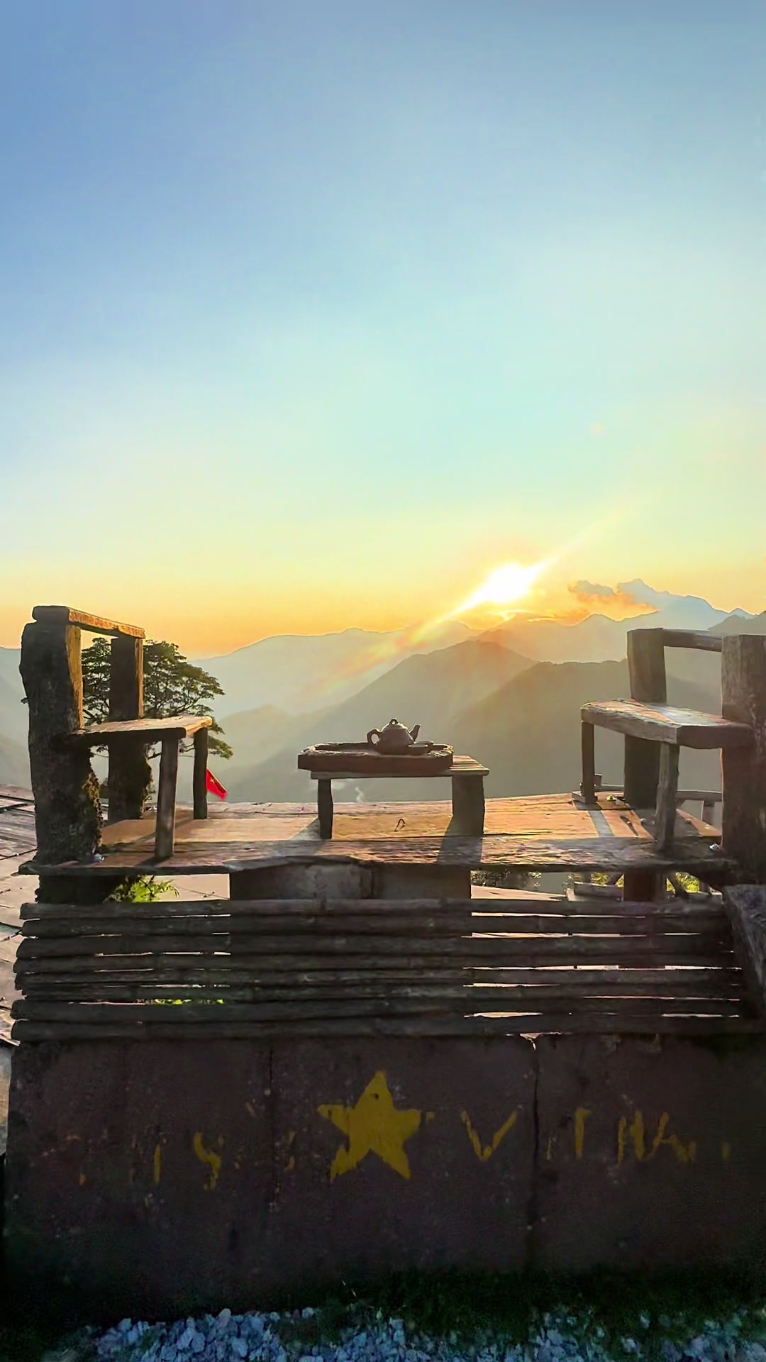 Sunset spot sapa 🇻🇳 .. This country&hellip; this people&hellip; keep surprising me. It&rsquo;s not just the landscapes that leave a mark, it&rsquo;s the calm strength of a nation that has lived through so much&mdash; and still chooses kindness, simplicity, and peace. Vietnam isn&rsquo;t just a destination. It&rsquo;s a lesson in humility. A journey within, not just across maps. I didn&rsquo;t just capture memories here&mdash; I felt something deeper: Gratitude. #vietnam #solotraveler #discovervietnam #travel #foryou #peace #sapa #hanoi