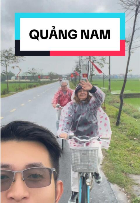 Bicycle tour Hội An. C&ocirc; ch&uacute; đến từ &Yacute;, y&ecirc;u mến Việt Nam v&agrave; lịch sử chiến tranh. Tiếng Anh l&agrave; ng&ocirc;n ngữ thứ 3,4 của họ. C&oacute; thể gặp đ&ocirc;i ch&uacute;t kh&oacute; khăn khi ch&uacute;ng t&ocirc;i chia sẻ th&ocirc;ng tin. Nhưng những c&acirc;u chuyện về người d&acirc;n ở đ&acirc;y họ lu&ocirc;n thấu hiểu dễ d&agrave;ng v&agrave; đồng cảm, c&oacute; lẽ họ cũng l&agrave; những người mẹ, người cha, v&agrave; ắt hẳn cũng đ&atilde; xem v&ocirc; số tư liệu về chiến tranh mấy chục năm trước ở Việt Nam. Sinh ra lớn l&ecirc;n tại v&ugrave;ng qu&ecirc; miền Trung l&agrave; một đặc &acirc;n