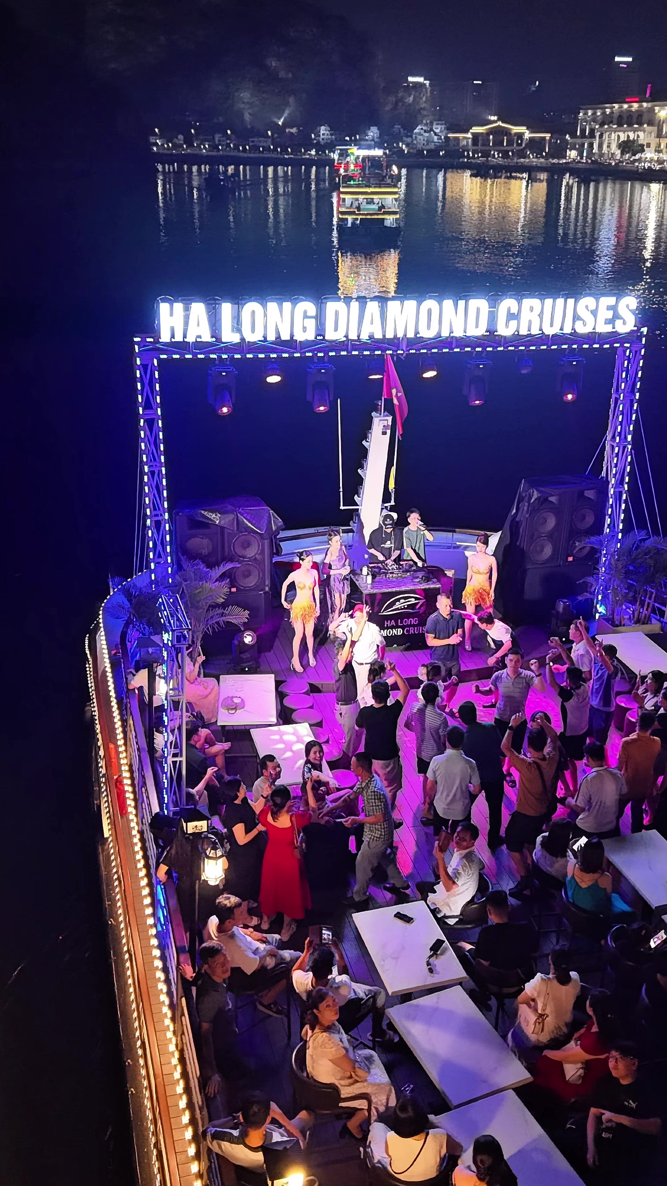 🚢Hạ Long Diamond Cruise - Tiệc BBQ tối ! Thưởng thức bữa tối với kh&ocirc;ng gian sang trọng của 🛥️Du Thuyền Hạ Long Diamond v&agrave; kh&ocirc;ng gian l&atilde;ng mạng của Vịnh Hạ Long về đ&ecirc;m * ﻿﻿Hải tr&igrave;nh ăn tối v&agrave; ngắm cảnh d&agrave;i (18:15 - ﻿21:30) * ﻿﻿Tiệc tr&agrave; nhẹ check-in khung cảnh chiều t&agrave; mộng mơ tr&ecirc;n vịnh * ﻿﻿Bữa tối Buf fet với c&aacute;c m&oacute;n ngon đa dạng c&ugrave;ng tiệc BBQ ngo&agrave;i trời * ﻿﻿H&ograve;&agrave; m&igrave;nh v&agrave;o &acirc;m nhạc c&ugrave;ng những DJ v&agrave; vũ c&ocirc;ng đ * ﻿Tận hương m&agrave;n ph&aacute;o hoa lung linh trong l&ograve;ng k&igrave; quan thi&ecirc;n nhi&ecirc;n thế giới * ﻿﻿Phi tham quan * ﻿﻿Bảo hiểm h&agrave;nh kh&aacute;ch ☎️Hotline : (+84)0975 555 111 (+84) 0979 555 111 👨&zwj;💻halongdiamondcruise@gmail.com 📨https://halongdiamondcruises.vn        #halongdiamondcruises #diamondcruises #dulichvietnam #dulichhalong #halong #halongbay #duthuyenhalong #vinhhalong #duthuyen #dinnercruise #xuhuong 