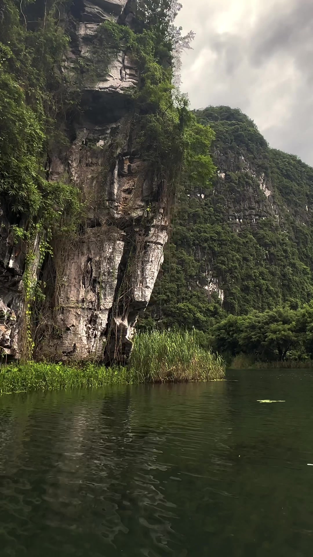 We did the beautiful Trang An boat tour in📍Ninh Binh. It was a really calm day, waited for the boat for about two minutes. We have chosen route 3 because it includes the beautiful 1 km long Dot Cave 🫶 #vietnam #ninhbinh #trangan #dotcave #travel #travellife #traveltiktok #traveltok #traveltips #backpacking #backpackinglife #travelaroundtheworld #aroundtheworld #weltreise #fy #foryou #foryoupage #f&uuml;rdich 