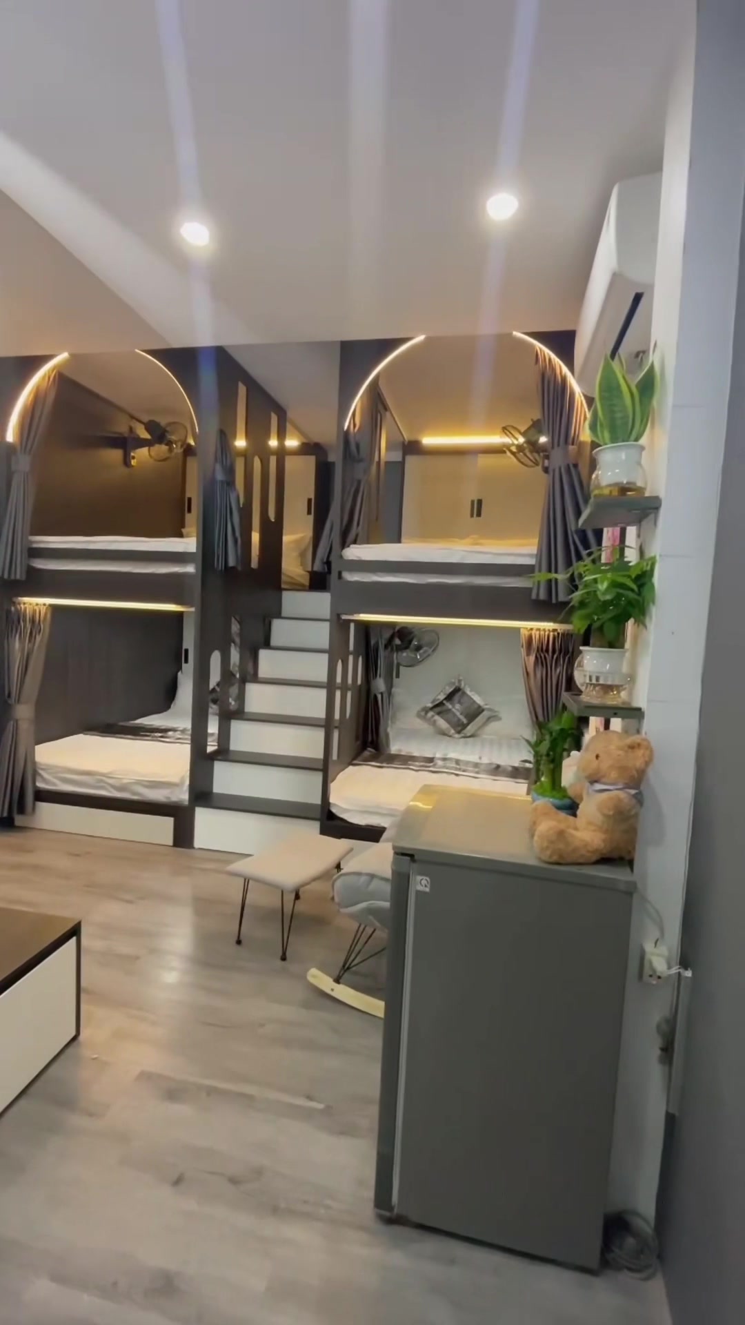 Wow!! Chiếc ph&ograve;ng Dorm mới tinh sang - xịn - mịn cho team 6 nhớ 🫶🏻🫶🏻 Lưu ngay v&agrave;o c&aacute;c b&aacute;c ơi😍😍 Ở tập thể qu&aacute; l&agrave; vui lun✅ #daocatba #fypシ #xuhuong #dorm #khachsancatba #homestaycatba #khachsangiare #nicedaytravel #dulichvietnam #tourdulich 