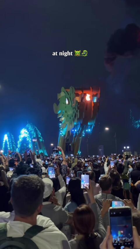 Watch til the end for Dragon Elle 👀 Did you know that the Dragon Bridge in Da Nang breathes fire and water every week? I missed this the first time I visited Da Nang 🥲 I didn't know this before but the fire and water show happens 3 times a week (from Friday to Sunday) every 9pm! Take note to go to the head 🐲 side of the dragon so you don't miss this experience 🐉🔥🌊 Have you seen something like this before? - - - #danang #dragonbridge #caurong #vietnam #travel