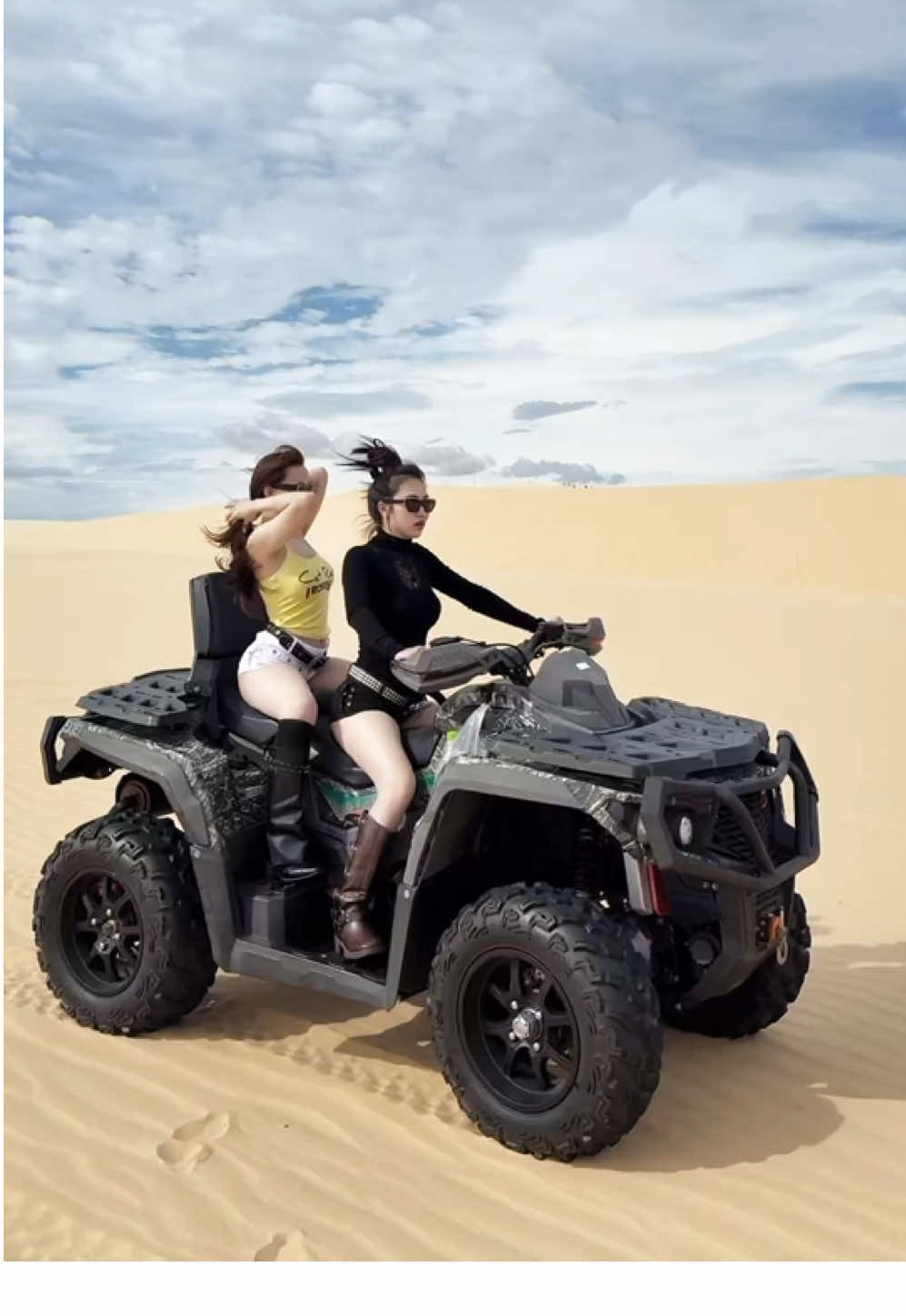 Mũi N&eacute; - Đồi C&aacute;t Trắng - JeepTour##muine #jeeptour #muinephanthietbinhthuan #muinetrip #phanthiet #whitedress #whitesanddunes #doicattrang #muinephanthiet #samac 