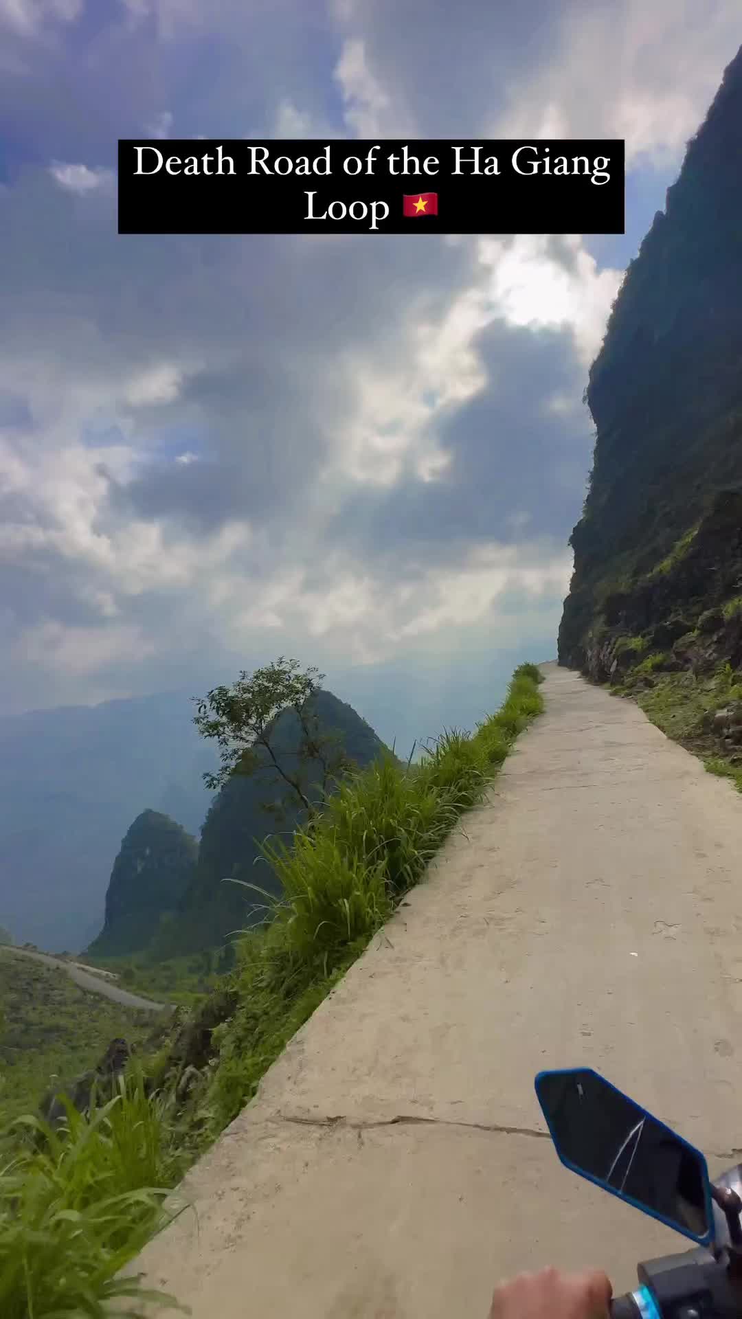 Salah satu jalan yang paling berbahaya di Ha Giang Loop of Vietnam #vietnam #vietnamtravelers#backpacking #hagiangloop#mapileng#deomapileng#deathroad