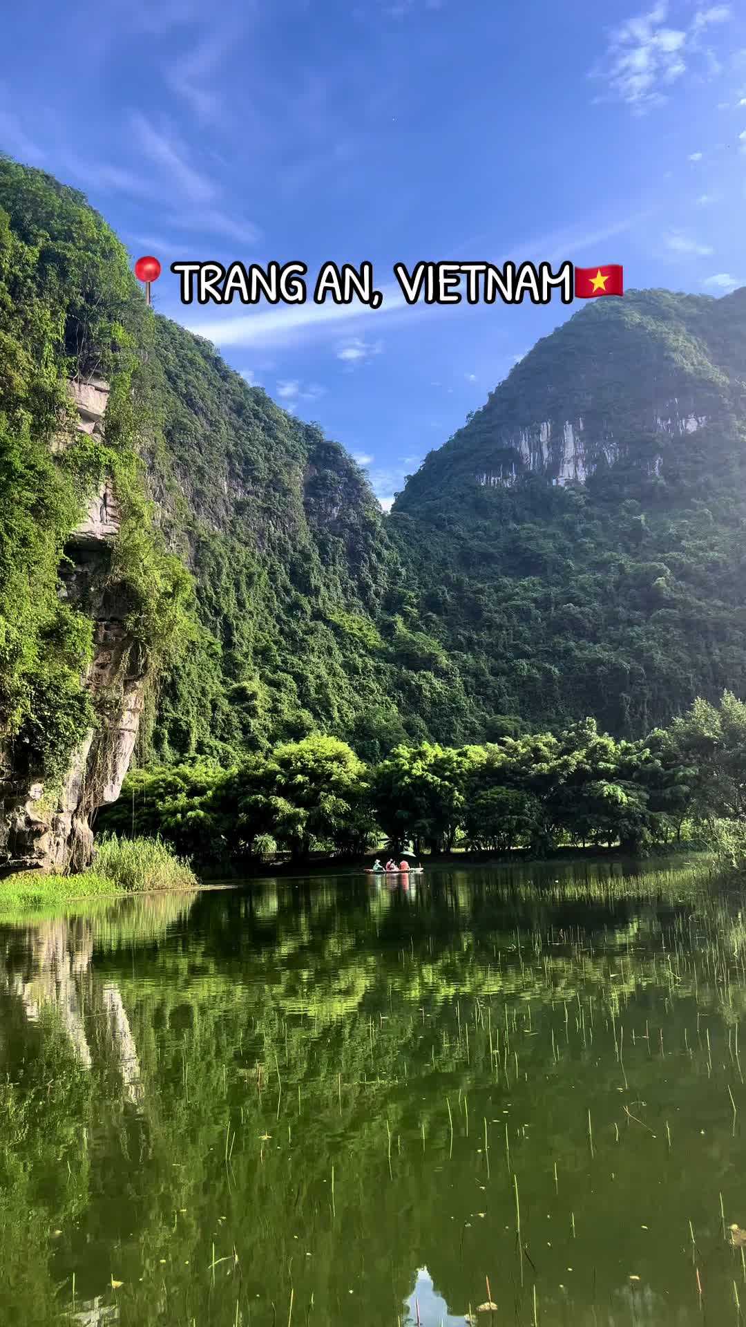 The most beautiful place in Vietnam🇻🇳 📍Trang An🏔️ #budgettravel #placestovisit #thingstodo #creatorinsights #travel #under10k #vietnam #southeastasia #trangan #river 