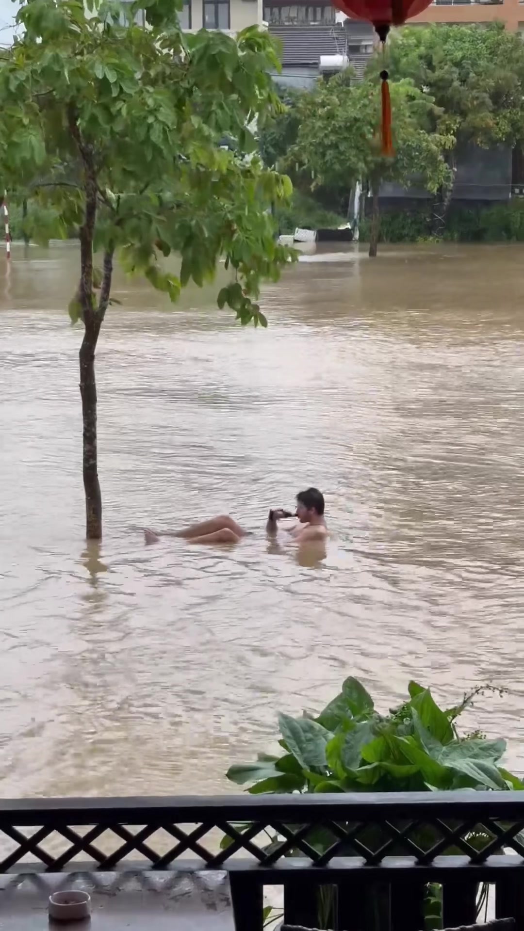 Mỗi người c&oacute; c&aacute;ch đ&oacute;n nhận nghịch cảnh kh&aacute;c nhau, thay v&igrave; sợ h&atilde;i hay lo lắng.. Anh T&acirc;y đang rất h&agrave;o hứng tr&atilde;i nghiệm lụt ở Hội An. #lulut #hoian #mientrung 