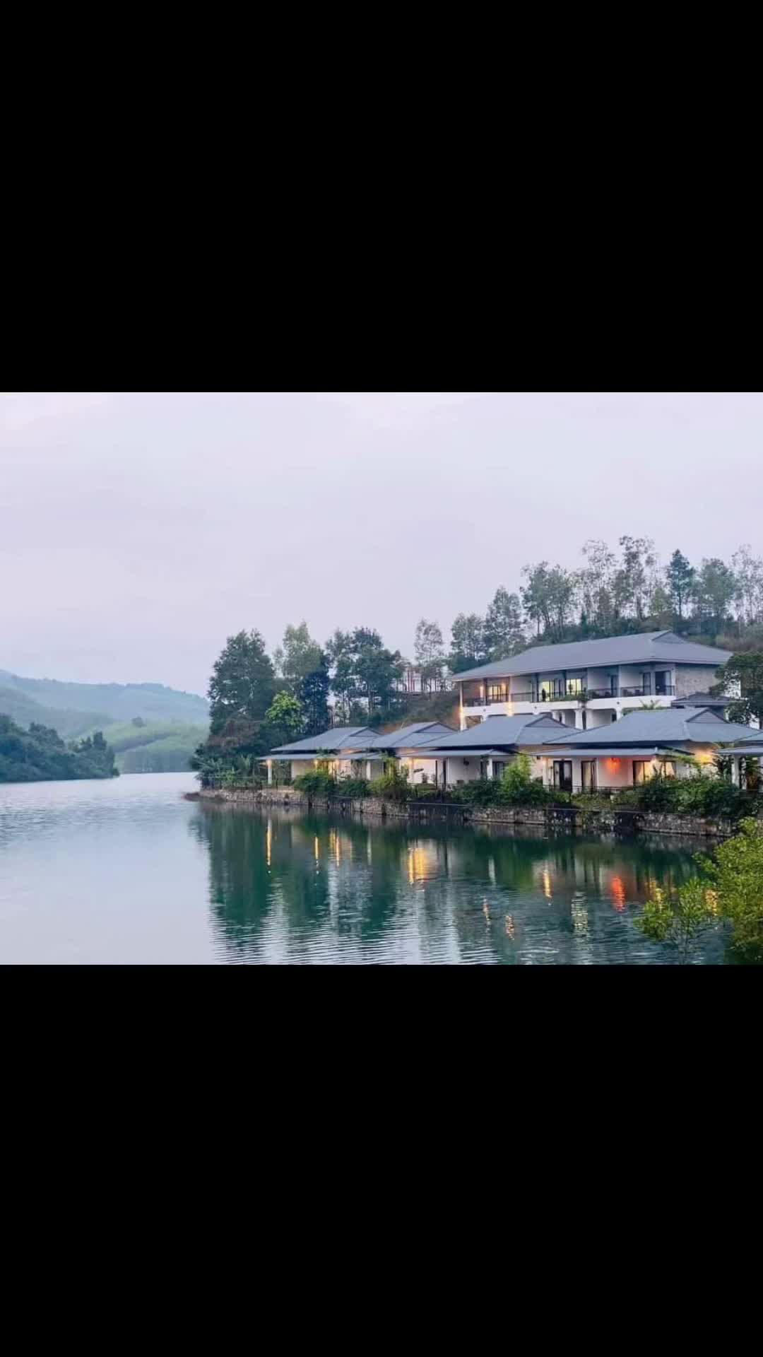 𝐏𝐡𝐨𝐧𝐠 𝐍𝐡𝐚 𝐋𝐚𝐤𝐞 𝐇𝐨𝐮𝐬𝐞 𝐑𝐞𝐬𝐨𝐫𝐭 𝐐𝐮𝐚̉𝐧𝐠 𝐁𝐢̀𝐧𝐡 🍁🍁🍁 🌺 Resort được bao quanh bởi cảnh quan hữu t&igrave;nh của hồ nước Đồng Su&ocirc;ng, d&atilde;y Trường Sơn h&ugrave;ng vỹ, con đường Hồ Ch&iacute; Minh huyền thoại v&agrave; cảnh đẹp Phong Nha &ndash; Kẻ B&agrave;ng lu&ocirc;n h&uacute;t hồn du kh&aacute;ch. c&aacute;ch trung t&acirc;m th&agrave;nh phố Đồng Hới khoảng 40 km, c&aacute;ch s&acirc;n bay v&agrave; ga t&agrave;u Đồng Hới khoảng 45 ph&uacute;t đi xe. 𝐃𝐢̣𝐜𝐡 𝐯𝐮̣ 𝐛𝐚𝐨 𝐠𝐨̂̀𝐦: ✅Miễn ph&iacute; bữa ăn s&aacute;ng tại nh&agrave; h&agrave;ng kh&ocirc;ng gian mở. ✅Miễn ph&iacute; Nước suối, tr&agrave; , cf trong ph&ograve;ng mỗi ng&agrave;y.  ✅Miễn ph&iacute; sử dụng c&aacute;c tiện &iacute;ch chung như ph&ograve;ng, Hồ bơi , Cầu phao, Ch&egrave;o thuyền Kayak, Xe đạp, B&agrave;n Bi-Da,&hellip;&hellip; --------------------------------------- 🍁Địa chỉ: Đường Hồ Ch&iacute; Minh, Hưng Trạch, Bố Trạch, Quảng B&igrave;nh. 📱📱📱Li&ecirc;n hệ đặt ph&ograve;ng Zalo/Call: 0973444544 #phongnhalakehouseresortquangbinh #resortphongnha #resortlakehousephongnhaquangbinh #lakehouseresortphongnha #reviewkhachsanresortquangbinh