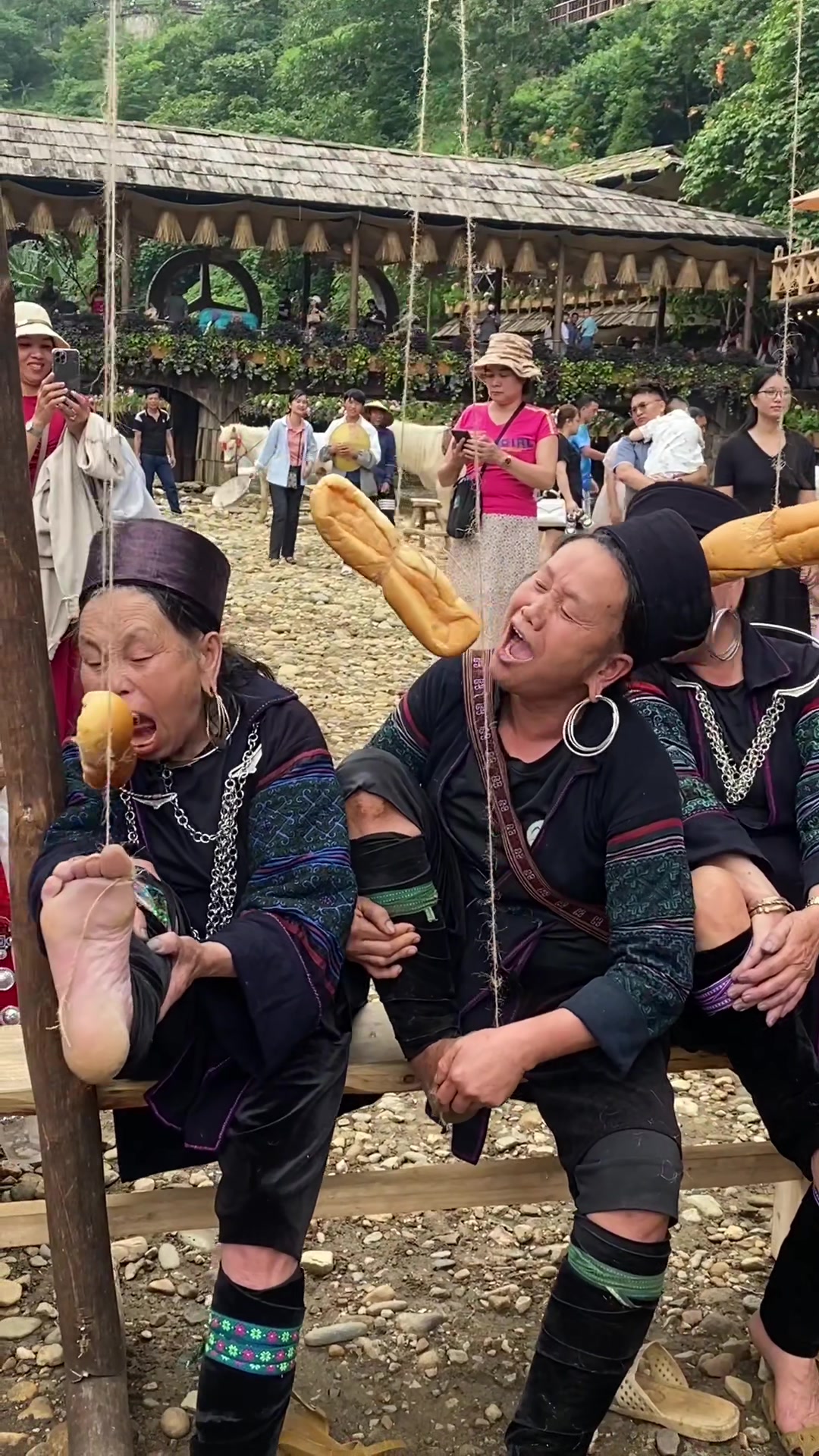 Đ&uacute;ng l&agrave; c&agrave;ng gi&agrave; c&agrave;ng khổ l&agrave; . C&aacute;c b&aacute;c nghĩ ra c&aacute;i tr&ograve; qu&aacute; trời lun  😂😂 #dulichvietnam #bảncatcat #sapa #reviewsapa #traveltiktok #catcatvillage 