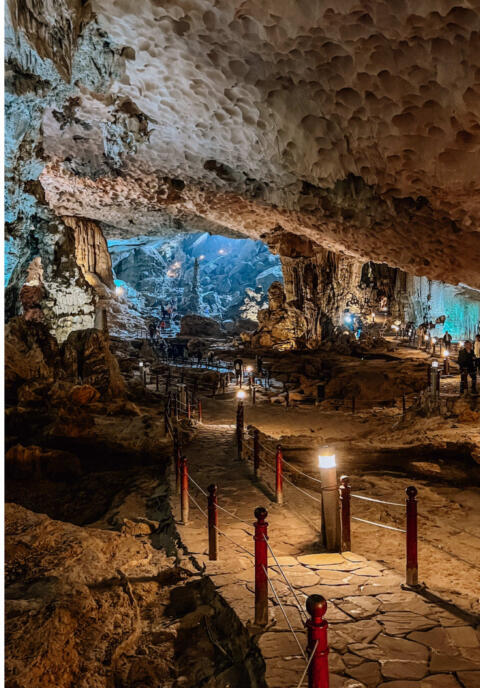 Sung Sot Cave (Surprise Cave) is one of the most magnificent caves in Ha Long Bay, renowned for its extraordinary geological beauty. Stepping inside feels like entering a mystical world of ancient formations. This is a must-see destination that you simply cannot miss when visiting Ha Long Bay. 👉🏻 Follow me for more beautiful moments of Vietnam 🇻🇳 ___________________ #halongbay #sungsotcave #vietnamtravel #vietnam 