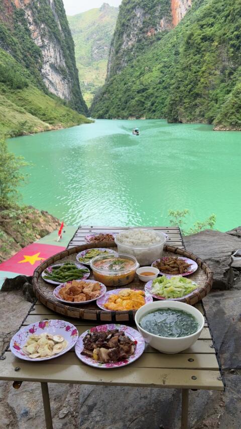 Bữa cơm view triệu đ&ocirc;. 🏞️  #hagiang #songnhoque #xh #taybac 