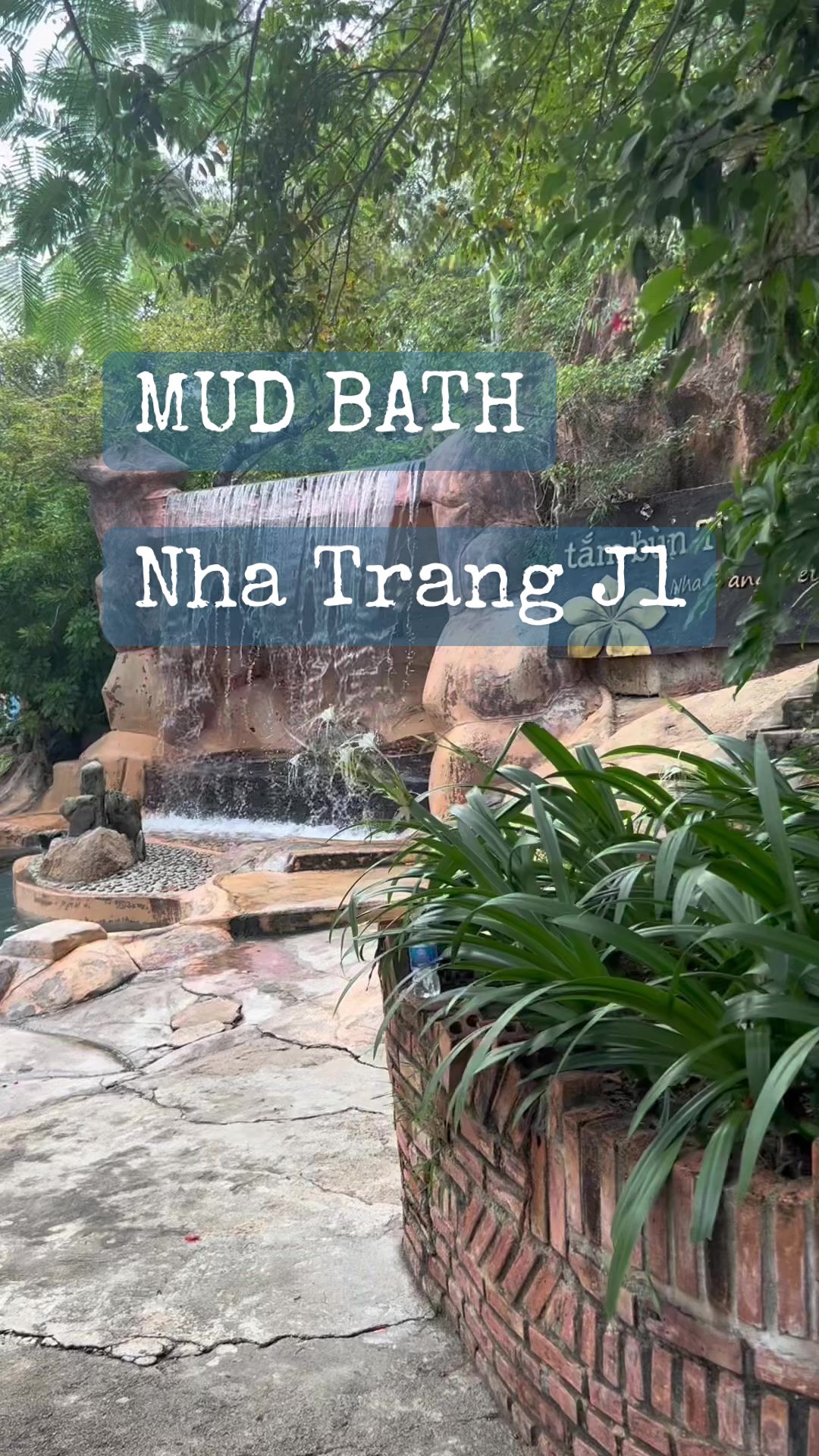 Pour continuer la journee bien charge sur Nha Trang, on est allez au Mud Bath de Tap Ba m et c&rsquo;etait franchement super geniale pour environs 12&euro;/pers ! Incroyable ! #mudbath #baindeboue #spa #tapba #nhatrang 