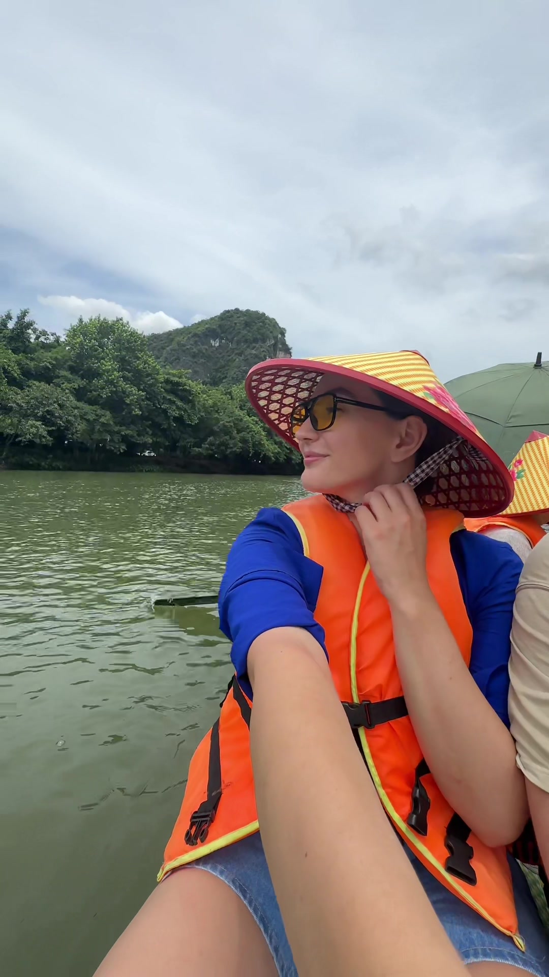 Going on a bamboo boat trip in Trang An is a must if you're ever in Ninh Binh 🇻🇳 The scenery is just stunning  #vietnam #ninhbinh #trangan #travel #travelling #travelblogger #traveltiktok #nature #scenery #traveling 