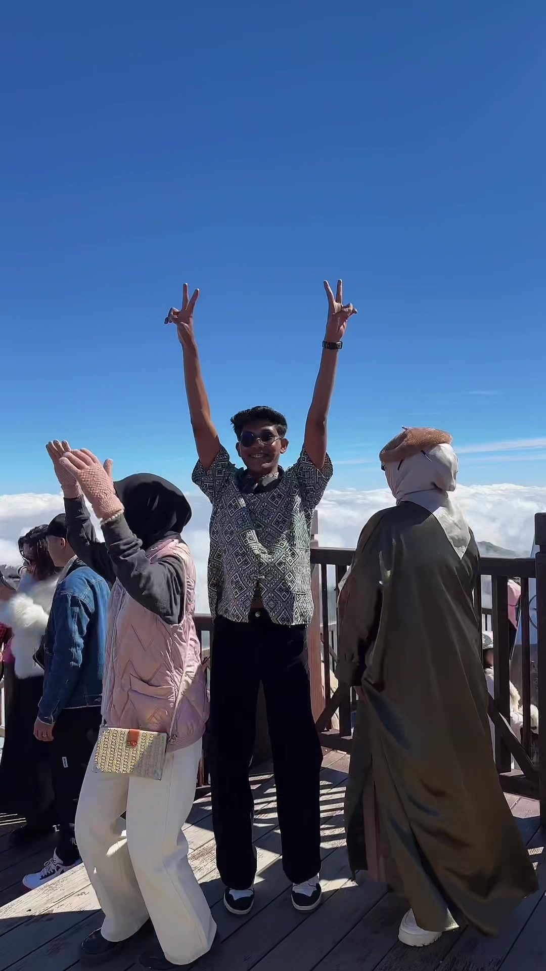 Enjoy day ever!! Naik je moutain fansipan sapa ni dah rasa macam duduk atas awan😮&zwj;💨.Ayoh pin mu tunggu aku datang:) #CapCut #fypシ #traveltiktok #onthisday #beautifulview #healing #sunset #tripmurah #jomtraveldil #vietnam #sapavietnam #dalatvietnam #fypmalaysia 