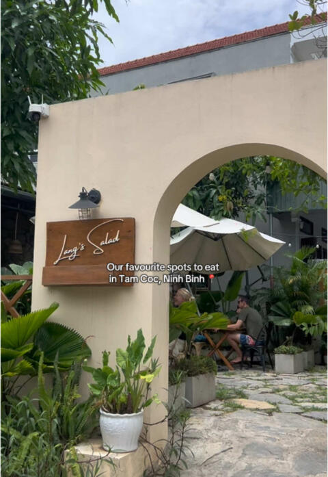 We ate very well in Ninh Binh 😍  -Langs Salad  -Tamcoc Kitchen  -Chookies  -Sister feilds #ninhbinh #tamcoc #vietnam #foodinvietnam #traveltiktok #travel #backpacking #travelwithme #eatwithme 