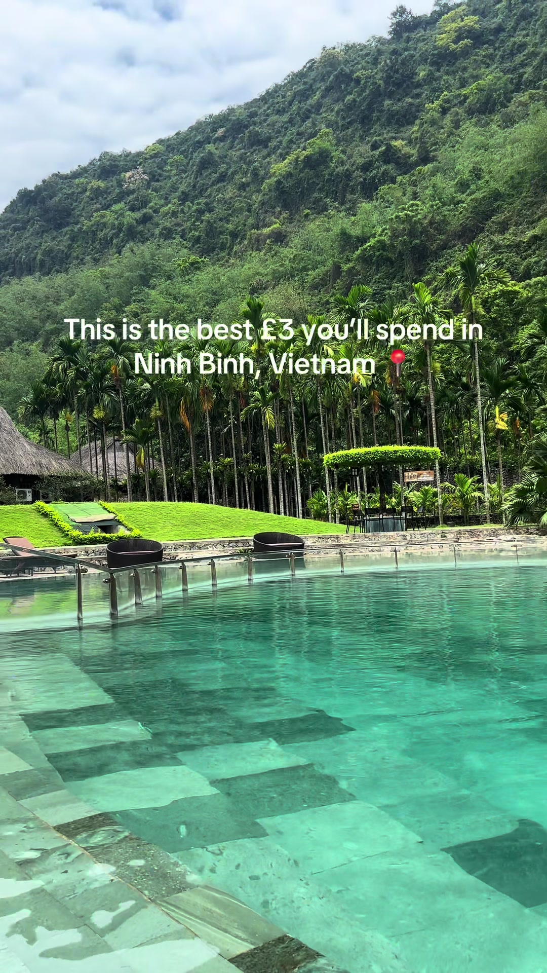 Tu paierais 3&euro; pour te baigner l&agrave; ? Commente oui ou non ! #vietnam #tamcoc #pool #ninhbinh #travel #asia #cheap #fyp #voyage #2025 #vietnam #travelhack #ninhbinh #budgettravel #hiddenparadise #tiktokvoyage