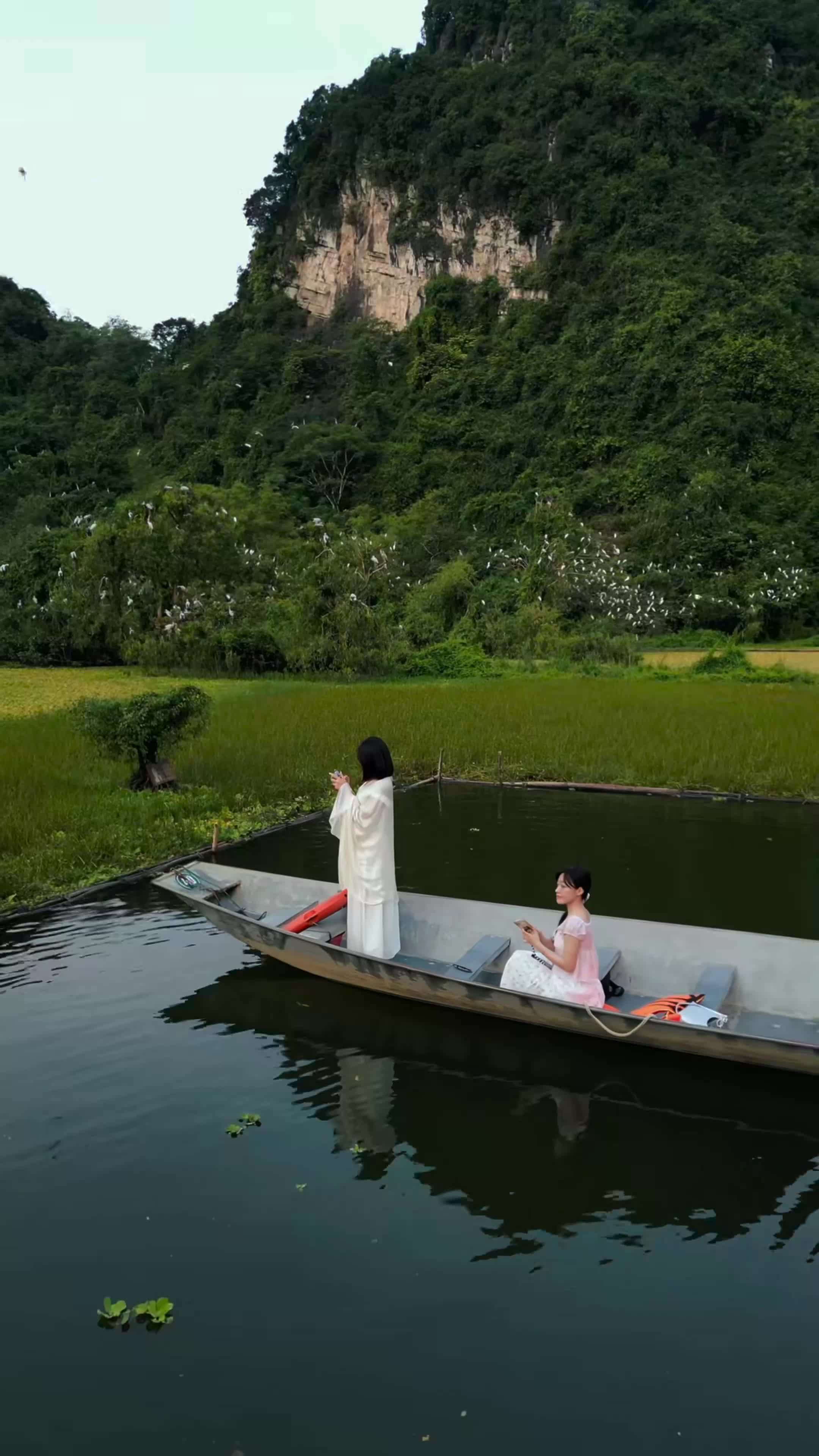 Hidden gem in North Vietnam you're never heard of Tucked away from the crowds. Pure magic. #Ninhbinh #thungnamninhbinh #vietnamtravel #northenvietnam #asiatravel