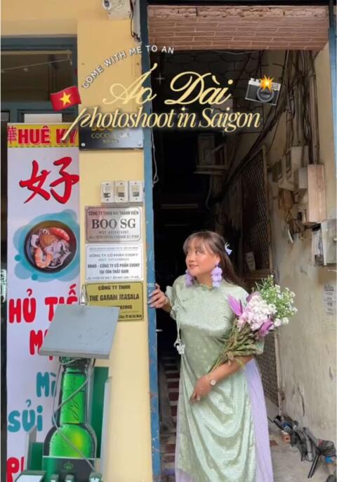 🇻🇳 MUST-TRY‼️ Ao Dai Photoshoot in Saigon 📸 Here&rsquo;s how much I spent ⬇️ 💇🏻&zwj;♀️ Hair at @NUTA HAIRSTUDIO &mdash; I went for their combo (cut + dye + treatment) for 2.1M VND 🪻 Flowers &mdash; Got 2 bunches for only $5 👗 Ao Dai &mdash; Bought mine from @L&aacute; Xo&egrave; for 980K VND, but there are plenty of shops around Ho Chi Minh City where you can buy or rent from ~400K VND+   📸 Photoshoot &mdash; 1M VND for 2 hours and it includes all the raw photos + 15 edited shots. Honestly such a good deal! You can dm @Phuchau_pic📸🍋  for bookings!  ✨ If you&rsquo;re visiting Saigon, this is definitely an experience you shouldn&rsquo;t miss!!! 😍🇻🇳 #aodai #aodaiphotoshoot #saigon #vietnamtravels #travelcontentcreator 