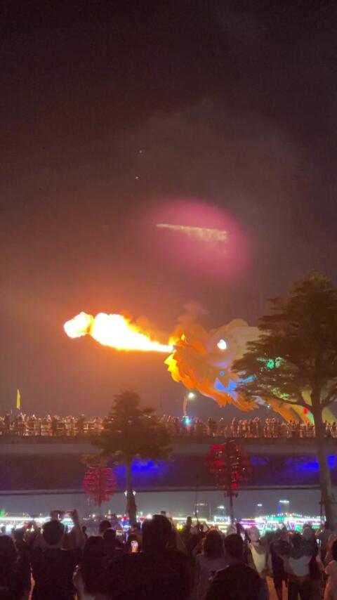 Every Friday, Saturday & Sunday night, the dragon comes alive&mdash;breathing fire and water over the Han River. Don&rsquo;t miss this iconic Da Nang moment! #DragonBridge #DaNang #WeekendVibes #FireShow #VietnamTravel   