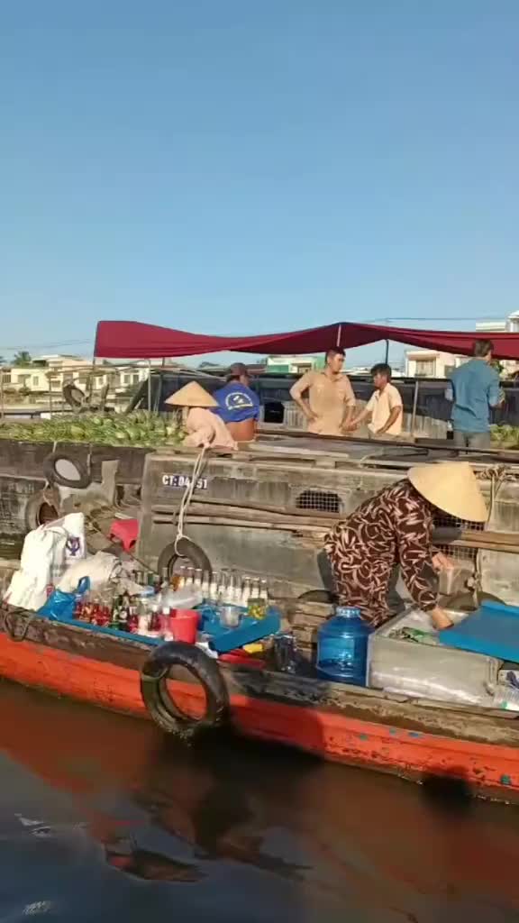 Ever had breakfast on a boat? Floating breakfast  -Mekong Style! No roads, no cars. Just boats and boats. Save this video for your trip! 📍Cai Rang Floating Market 🇻🇳 #TravelAsia  #VietnamTravel  #FloatingMarket  #cairangfloatingmarket  #VietnamVibes  #culturalexperience  #mekongdelta  #TravelWithLocalTourGuide  #vietnamguide  #Travel  #thingstodoinvietnam 