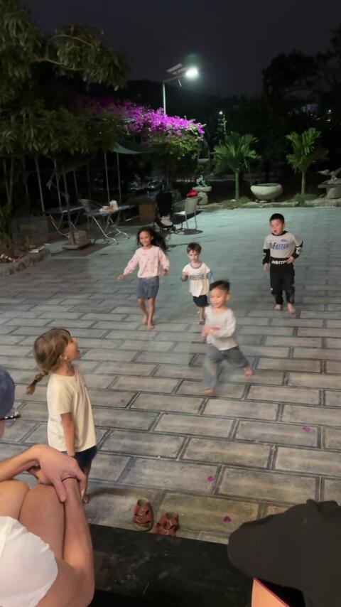 C&aacute;c nh&acirc;n vi&ecirc;n trong bộ ngoại giao của ch&uacute;ng t&ocirc;i l&agrave;m việc 🤣 Kh&aacute;ch n&oacute;i tiếng Ph&aacute;p Guide n&oacute;i tiếng Anh  Nh&acirc;n vi&ecirc;n của ch&uacute;ng t&ocirc;i th&igrave; n&oacute;i tiếng Việt kh&ocirc;ng biết thương lượng như n&agrave;o nhưng đ&atilde; đồng ho&aacute; kh&aacute;ch c&ugrave;ng chơi &ldquo;một &hellip;. hai &hellip;. ba&hellip;&rdquo; rồi 😆😆😆😆  ------------------------------------------ Trang An Farmhouse & Cooking Class - Join the farm-to-table cooking class in Ninh Binh 📍: Ang Ngu, Hoa Lu District, Ninh Binh 📱: (+84) ⁨097 402 66 67⁩ (Whatsapp/Zalo) #Trang#TrangAnFarmhousei#CookingClassB#NinhBinhB#NinhBinhCookingClassnam 
