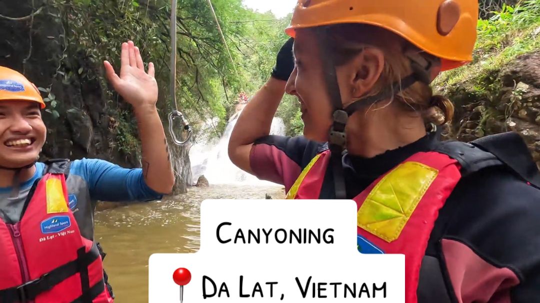 Canyoning Datanla Waterfall  📍Da Lat, Vietnam  Das Canyoning hat insgesamt 1,8 Mil. VND, 65 &euro; gekostet. Morgens um 8 Uhr ging es nach einem Einf&uuml;hrungskurs und einer Sicherheitseinweisung los und ging bis knapp halb eins. Insgesamt kletterten wir 4 Wasserf&auml;lle hinunter, einer davon mit Zipline Action 🤗. Quer durch den dichten Dschungel ging es abenteuerlich durch str&ouml;mende Fl&uuml;sse und am Ende gab es ein super leckeres Mittagessen. Ich kann diese Tour nur absolut empfehlen, es ist ein beeindruckendes Erlebnis welches man seinen Enkelkindern erz&auml;hlen wird 😍. #explore #mustvisit #travellife #travel #traveltips #traveltiktok #backpacking #fyp #solotravel #vietnam #vietnamtrip #vietnamtravel #vietnamtour #whattodoindalat #thingstododalat #dalat #dalatvietnam #dalatvietnam🇻🇳  #canyoning #canyoneering #waterfall #waterfalls #wasserfall #schluchtenwanderung 