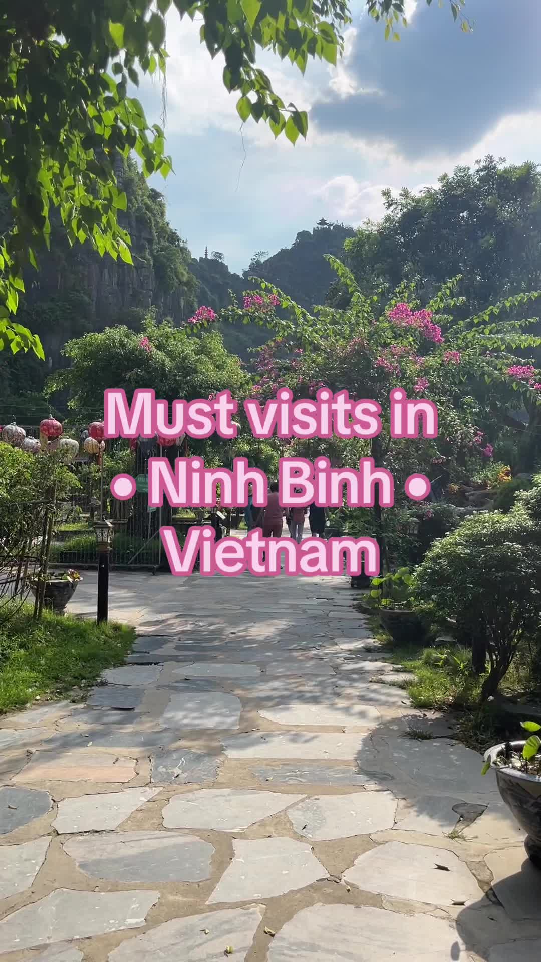 Things you can&rsquo;t miss when you visit Ninh Binh. 😍✨  #backpacking #backpacker #solotravel #solofemaletraveler #travel #asia #vietnam #ninhbinh #muacave #trangan #landscape 
