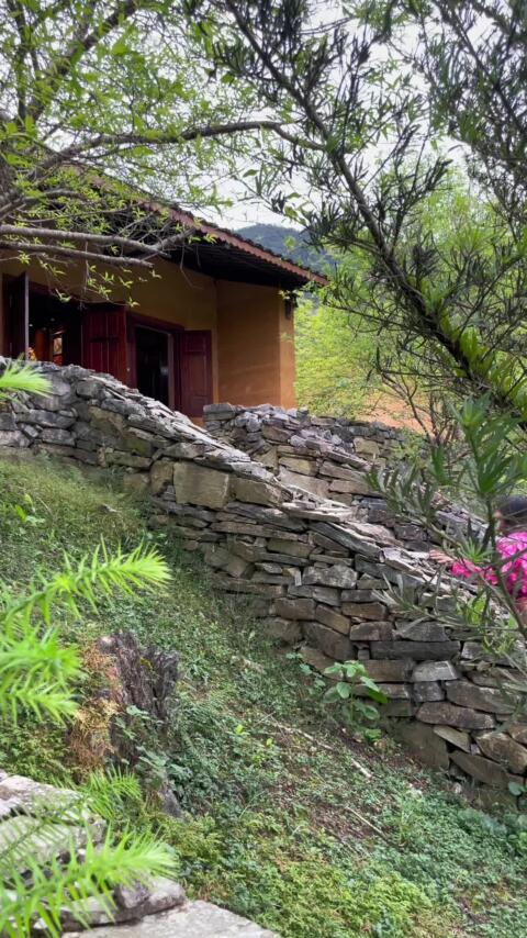 Những căn bungalow tr&igrave;nh tường đất Trải nghiệm văn h&oacute;a độc đ&aacute;o, nghỉ dưỡng giữa m&acirc;y trời, thức giấc c&ugrave;ng thi&ecirc;n nhi&ecirc;n h&ugrave;ng vĩ. Về H'mong Village &ndash; về với bản sắc, về với ch&iacute;nh m&igrave;nh! #hmongvillage #hagiang #fyp #tiktok #xuhuong 