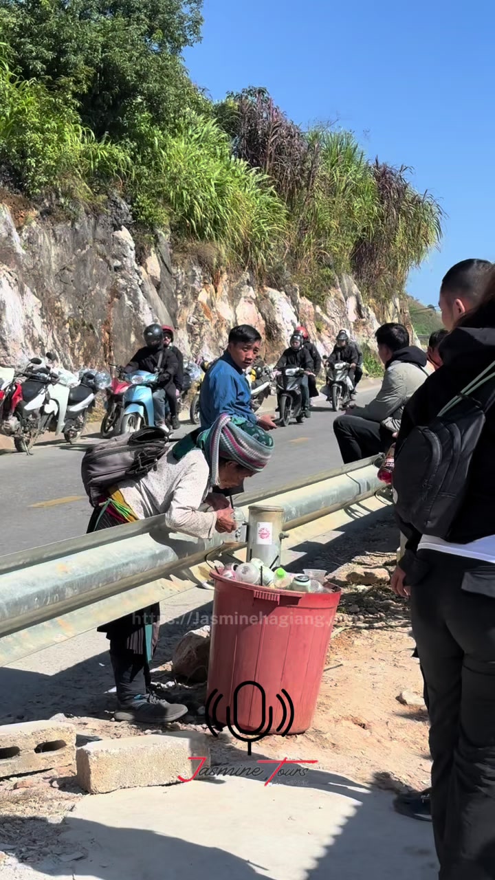 a small but warm action of the driver Ha Giang ________________________________ L&ecirc;n kế hoạch cho chuyến đi của bạn ngay h&ocirc;m nay v&agrave; kh&aacute;m ph&aacute; th&ecirc;m tại đ&acirc;y 🌐Trang web: https://jasminehagiang.com #HaGiangLoop #HaGiang #Vietnam #JasmineTours #JasmineHaGiang     