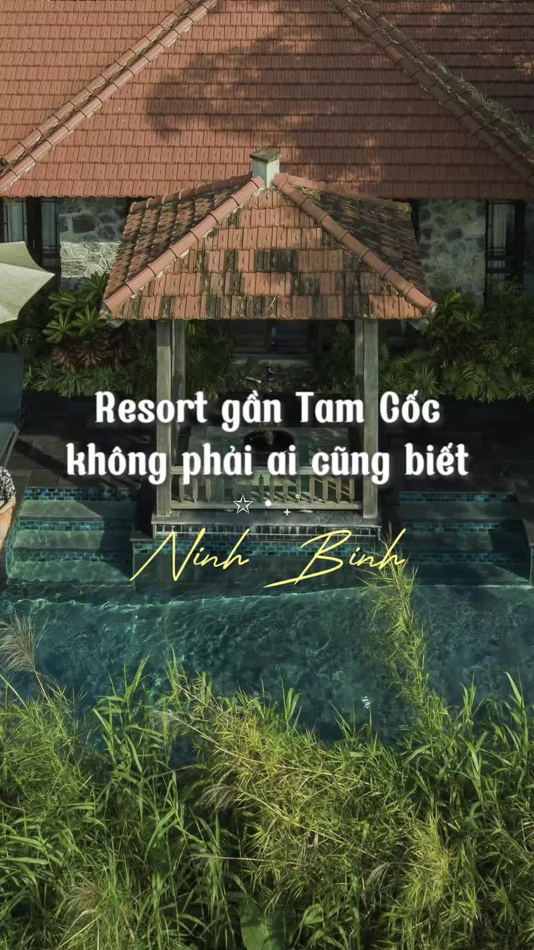 Ẩn m&igrave;nh sau những h&agrave;ng cau v&agrave; ruộng l&uacute;a, Tam Cốc Garden như một khu vườn cổ t&iacute;ch giữa n&uacute;i rừng. Kh&ocirc;ng gian nơi đ&acirc;y đậm chất Indochine, gần gũi m&agrave; vẫn sang trọng, th&iacute;ch hợp cho những ai y&ecirc;u vẻ đẹp mộc mạc. Đến đ&acirc;y để thư gi&atilde;n, h&iacute;t thở kh&ocirc;ng kh&iacute; trong l&agrave;nh v&agrave; bỏ lại sau lưng mọi x&ocirc; bồ. #dulich #ninhbinh #vietnam #combodulich #resort 
