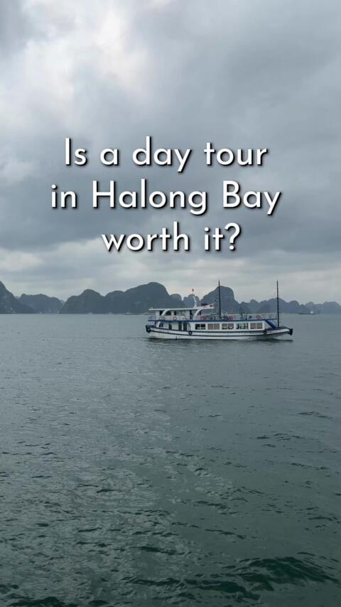 Feel like a tourist trap 🫣  ✅The Bay: 10/10 - stunning ✅The city: 10/10 - clean, beautiful ✅The tour: 👎 Maybe get a private boat could avoid the crowd ? Not our budget though ... #travel #beach #iconic #destination