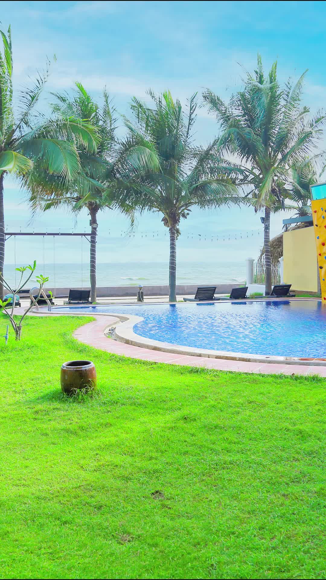 Nếu bạn cần một nơi nghỉ dưỡng🧘, kh&ocirc;ng kh&iacute; trong l&agrave;nh, rộng r&atilde;i, tho&aacute;ng m&aacute;t, vừa được ngắm biển 🌅vừa được bơi hồ v&ocirc; cực 🤽v&agrave; uống dừa thi&ecirc;n nhi&ecirc;n🏝️🏝️🏝️ th&igrave; h&atilde;y đến với ch&uacute;ng tuiiiii nhaaaaa ❤️❤️❤️  Wellcome to Venus Mũi N&eacute; Resort❤️❤️❤️ #venusmuine #muinephanthiet #dulich #phanthietbeach #resort #hotel