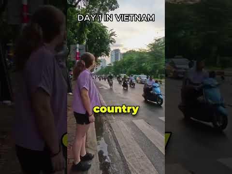 How to Cross the Road in Vietnam🚶 (@two_peas_abroad)