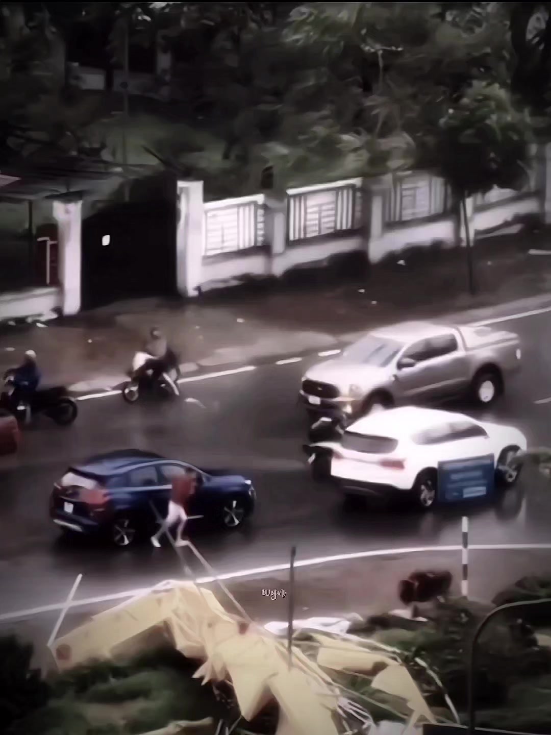 : c&oacute; lẽ sau trận b&atilde;o n&agrave;y  ch&uacute;ng ta nhận ra người d&acirc;n Việt Nam t&igrave;nh cảm đến nhường n&agrave;o : che chắn gi&oacute; gi&uacute;p xe m&aacute;y , người đi xe m&aacute;y bị gi&oacute; l&agrave;m đổ xe họ kh&ocirc;ng ngần ngại xuống &ocirc; t&ocirc; để gi&uacute;p đỡ , nh&igrave;n những h&agrave;ng xe che chắn gi&oacute; cho xe m&aacute;y đỡ bị gi&oacute; quật..&Ocirc;i sao m&agrave; người d&acirc;n Việt Nam ấm &aacute;p qu&aacute;!!♡ M&igrave;nh cảm thấy rất tự h&agrave;o khi được sinh ra v&agrave; lớn l&ecirc;n tại VIỆT NAM 🇻🇳 #vietnam #viral #xh #fyp #wyni_ 
