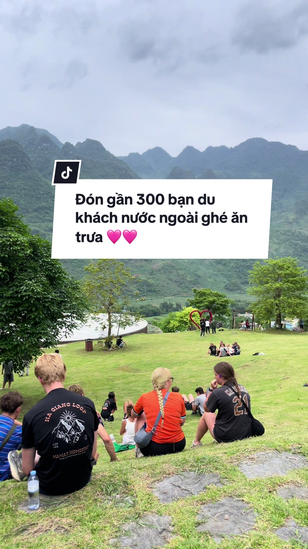 Đ&oacute;n gần 300 bạn du kh&aacute;ch nước ngo&agrave;i gh&eacute; thăm ăn trưa. Ở H'mong Village ngo&agrave;i việc ăn trưa, c&aacute;c bạn du kh&aacute;ch c&ograve;n được đắm m&igrave;nh tại bể bơi v&ocirc; cực miễn ph&iacute; v&agrave; nghỉ ngơi tại b&atilde;i cỏ xanh ngắt của ch&uacute;ng m&igrave;nh 🥰  #hagiang #dulich #learnontiktok #xh #xhhhhhhhhhhhhhhhhhhhhhhh 