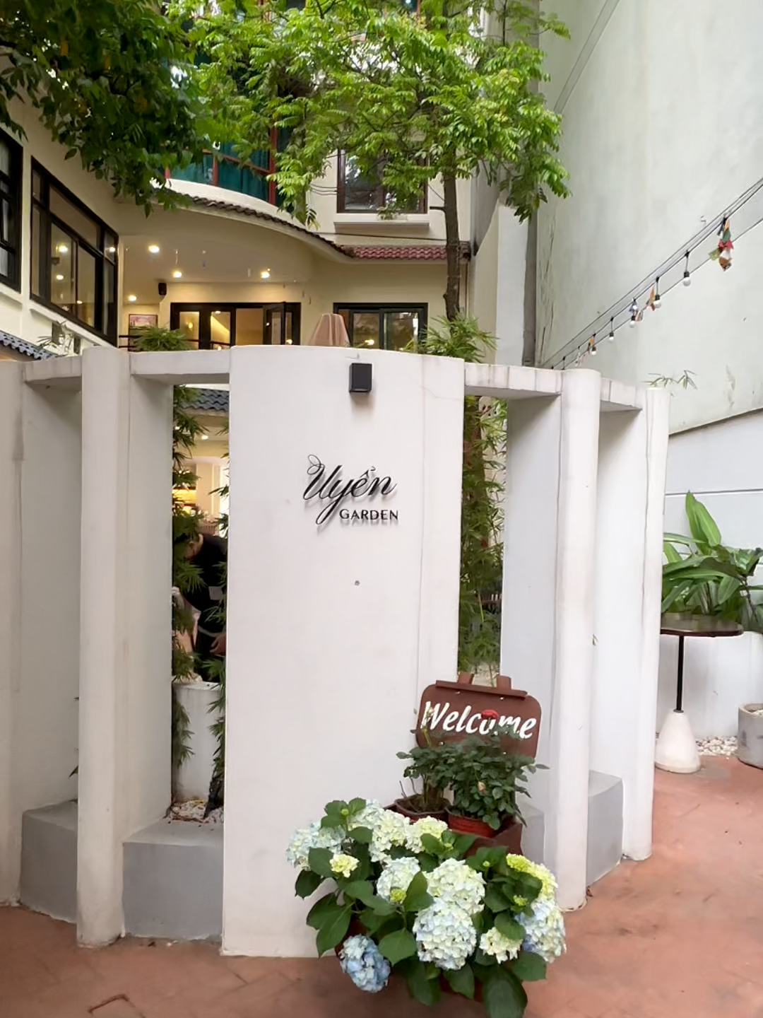 Giữa phố x&aacute; ồn &agrave;o, c&oacute; một khu vườn n&eacute;p m&igrave;nh - nơi những điều tĩnh lặng nhất trở th&agrave;nh m&oacute;n qu&agrave; #UyenGardenBistro #HiddenVegan #BistroChay #ReelsChay #VeganHanoi #VườnChayUyển #uyengarden #hoahaubuixuanhanh #chonyenbinh🌿 #misscosmovietnam