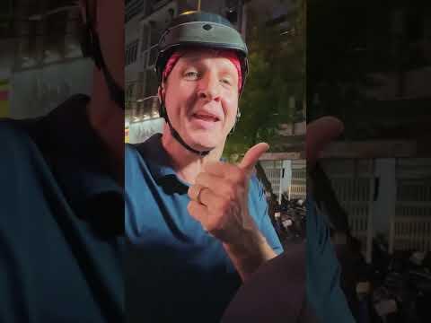 Late-Night Street Food in Saigon!