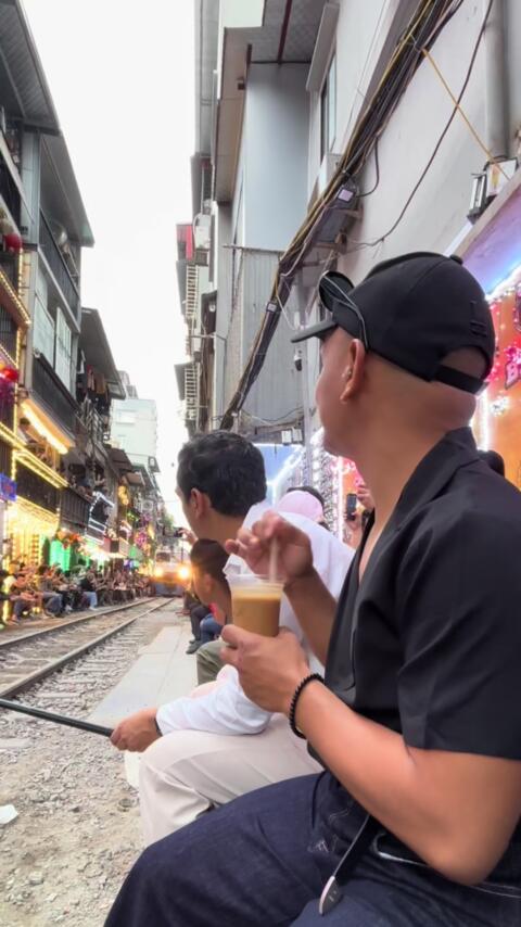 POV: finally made it to famous train street in #Hanoi #trainstreet #travel2026 #fyppppppppppppppppppppppp ! 