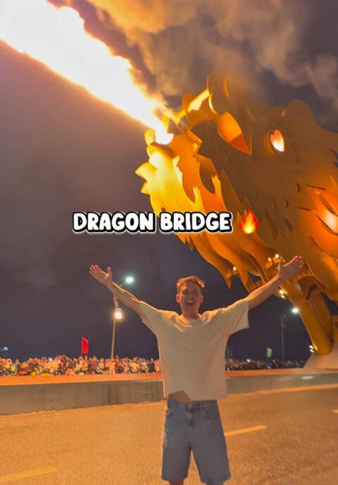 DRAGON BRIDGE 🔥  Sin duda el puente m&aacute;s incre&iacute;ble que visit&eacute; nunca, en mitad de Da Nang en Vietnam, esta maravilla se activa todos los fines de semana a las 21h y dura 15 minutos! Eso s&iacute;, cuidado con el agua&hellip; 😅 &iquest;Te gustar&iacute;a verlo? 👀 #danang #vietnam #dragonbridge #espa&ntilde;a #asia 
