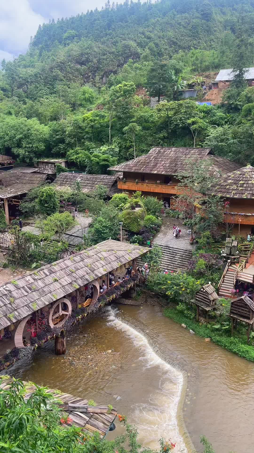 Bản em sau cơn mưa 🏔️💦  #travelvietnamtips #bản_c&aacute;t_c&aacute;t_sapa #vietnamese #catcatvillage #vietnam 