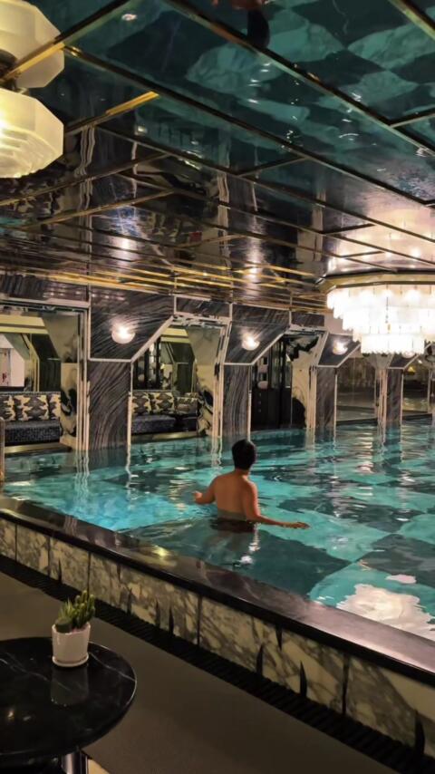 📍Capella Hanoi &mdash; ถ้ามาเที่ยวฮานอย อยากแนะนำที่นี่จริงๆ . เป็นโรงแรมที่มีเสน่ห์มาก ตั้งแต่ก้าวแรกที่เข้าไป รู้เลยว่าเค้าตั้งใจในทุกรายละเอียด ✨ . การตกแต่งเป็นสไตล์โอเปร่าคลาสสิค สวยแบบที่ไม่ต้องพยายาม ทุกมุมคือความละเมียด ทั้งเฟอร์นิเจอร์ แสง สี และกลิ่นในโรงแรม . #เ#เวียดนาม#ท#ที่พักเวียดนาม#เ#เที่ยวเวียดนาม#เ#เวียดนาม🇻🇳เ#เวียดนามเหนือ#ร#รีวิวที่พัก#t#tiktokพาเที่ยว#h#hanoih#hanoivietnam#v#vietnam#v#vietnamtravel#c#capellacapellahanoi 